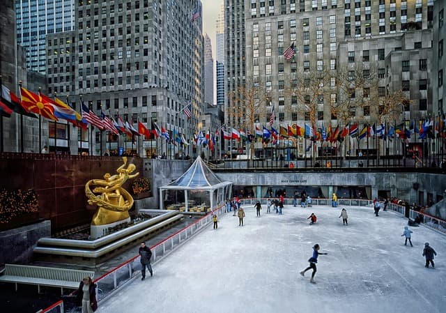 אטרקציות בניו יורק - החלקה על הקרח בחג המולד